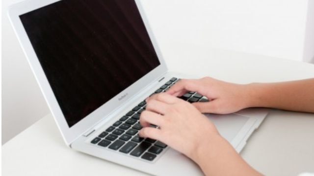 パコソンで作業をする手