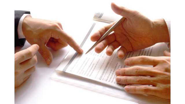 打ち合わせをする手