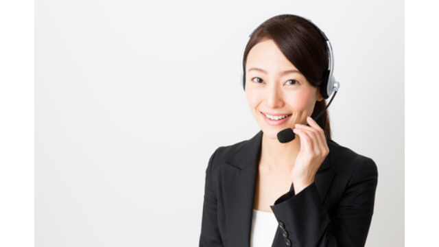 ヘッドマイクをする女性